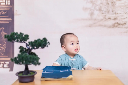 金昌怀孕肚子中间凹两边凸