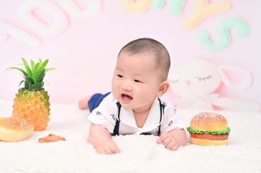 金昌宝宝在妈妈肚子里